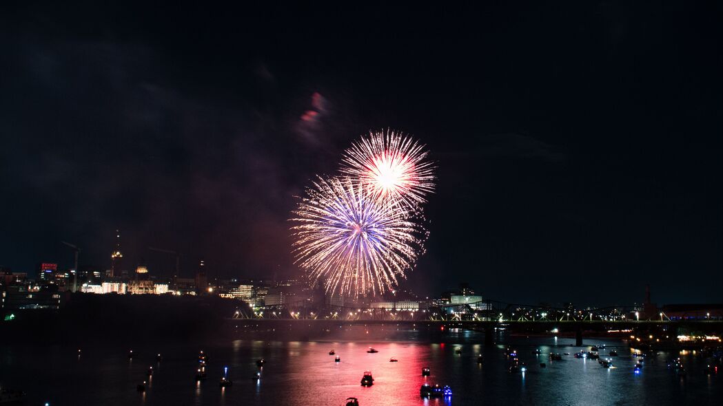假日烟花盛宴，桥梁与河流的夜间火花，超清4K壁纸，3840x2160高清下载