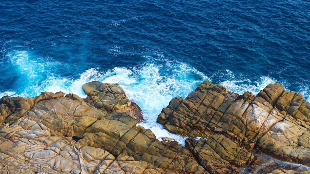 海岸石涛泡沫飞溅，自然美景尽在4K高清壁纸（3840x2160）