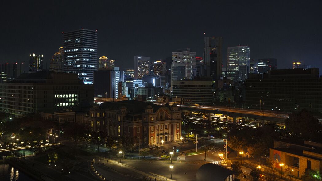 城市夜晚4K高清壁纸，建筑灯光璀璨，灯笼点缀道路，美景尽收眼底