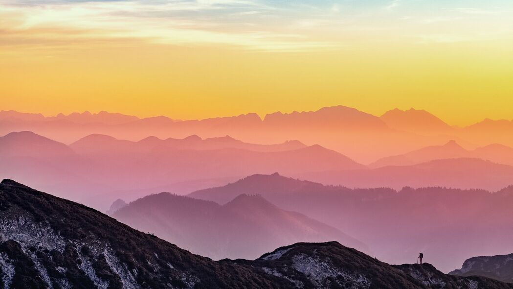 山脉轮廓隐雾中，自然之美尽在4K高清壁纸（3840x2160）下载