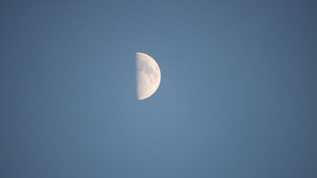 月亮之夜，极简蓝色天空4K高清壁纸，3840x2160超清下载