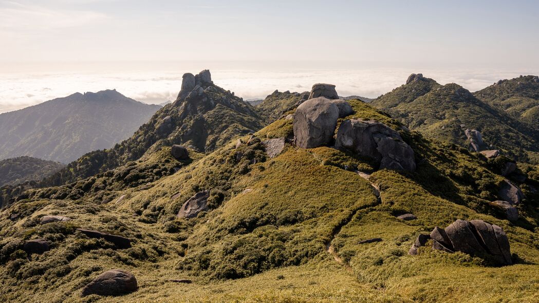 山丘草石自然美景，4K高清壁纸，3840x2160分辨率，免费下载