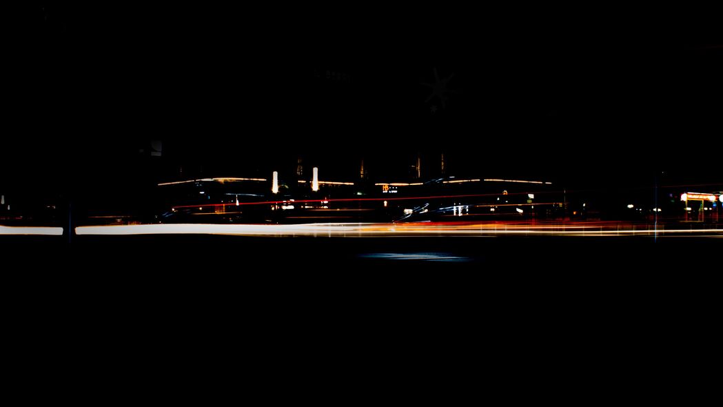 建筑夜景灯光璀璨，高清4K壁纸展现道路与冰柜灯之美，3840x2160分辨率下载