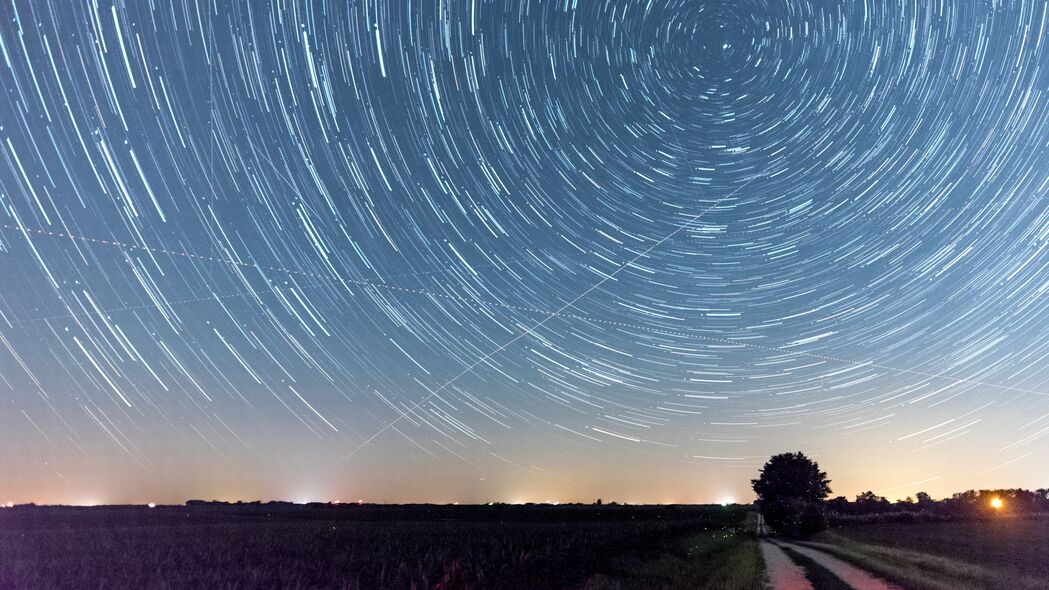 星空冰柜灯与道路树景，超清4K壁纸，3840x2160高清下载
