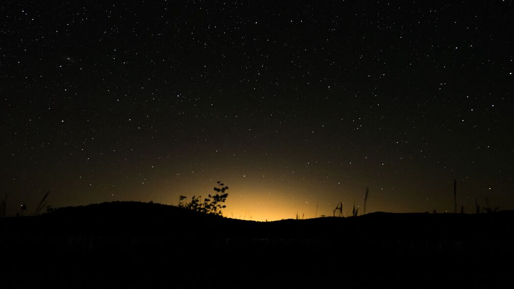 山丘剪影与璀璨星空，高清4K夜间植物壁纸，3840x2160分辨率免费下载