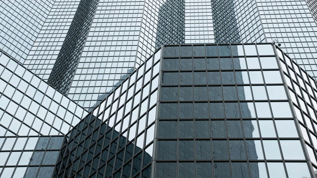 超清4K建筑外墙镜像壁纸，3840x2160高清背景图片，一键下载