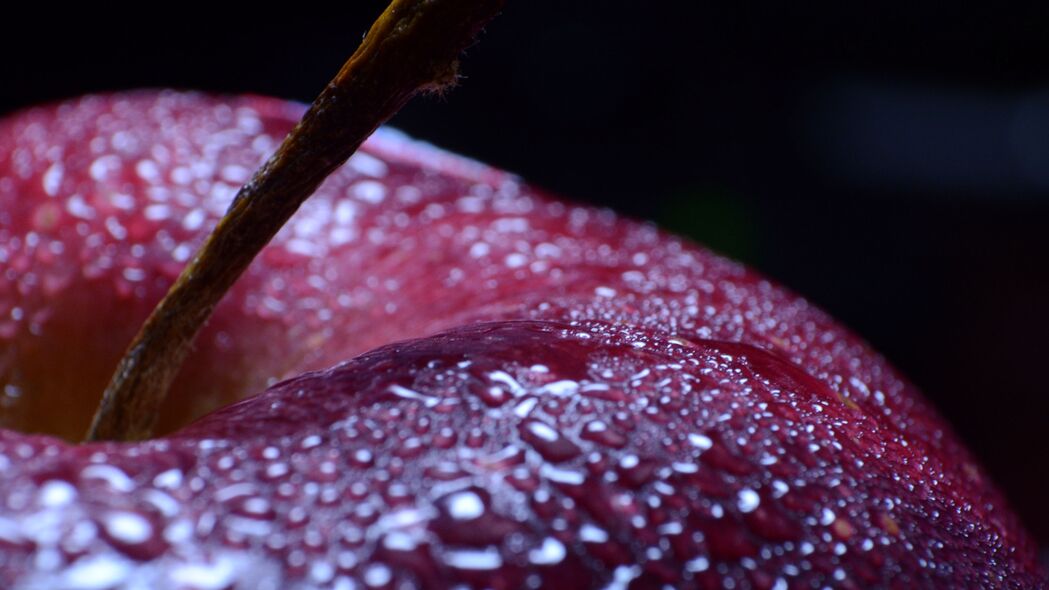 苹果水果水滴4K高清壁纸，宏观水景，3840x2160超高清下载
