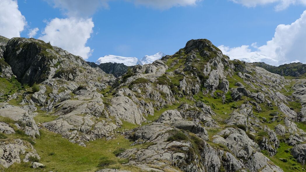 山脉岩石浮雕草景，绝美4K高清壁纸，3840x2160分辨率下载