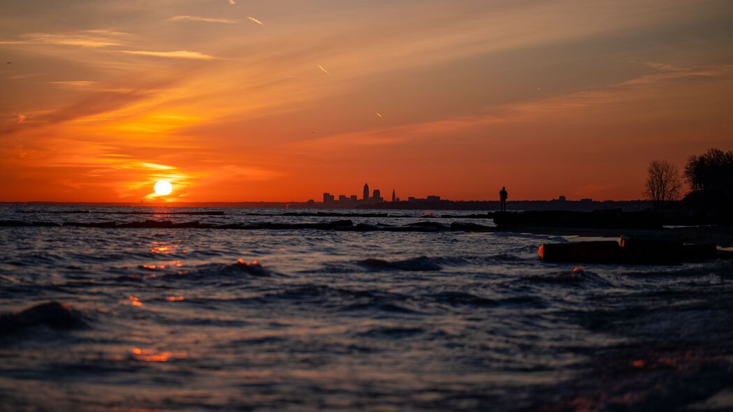 深邃大海日落地平线，太阳余晖映照，4K高清壁纸，3840x2160超清下载
