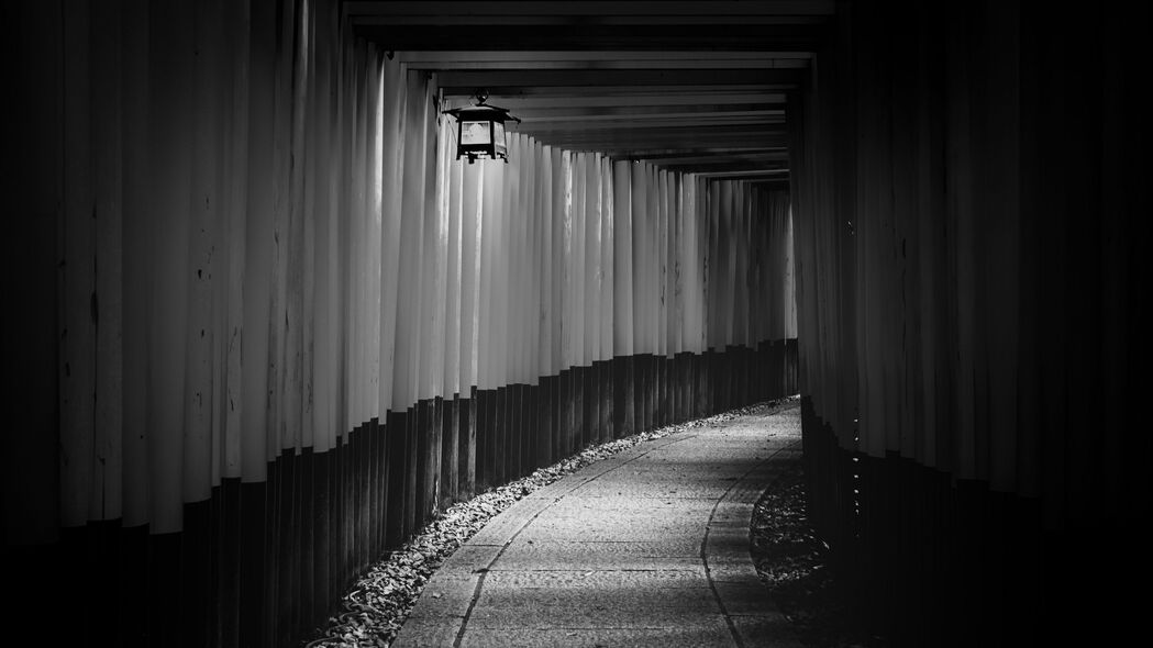 日本隧道大门与寺庙风光，黑白艺术4K壁纸，超清3840x2160分辨率，高清下载