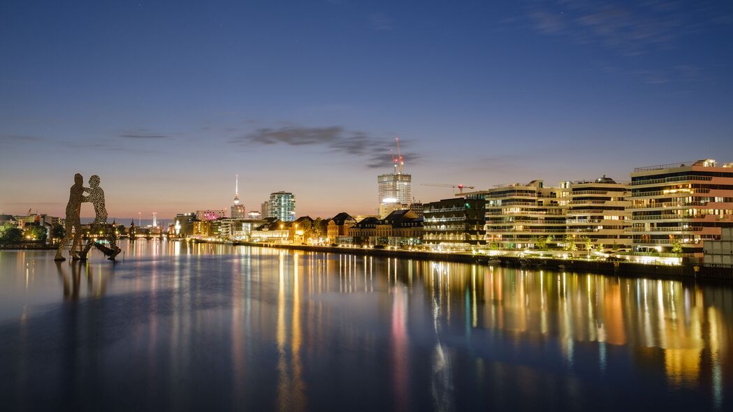 城市夜景璀璨，建筑灯光映河流，高清4K壁纸下载（3840x2160）