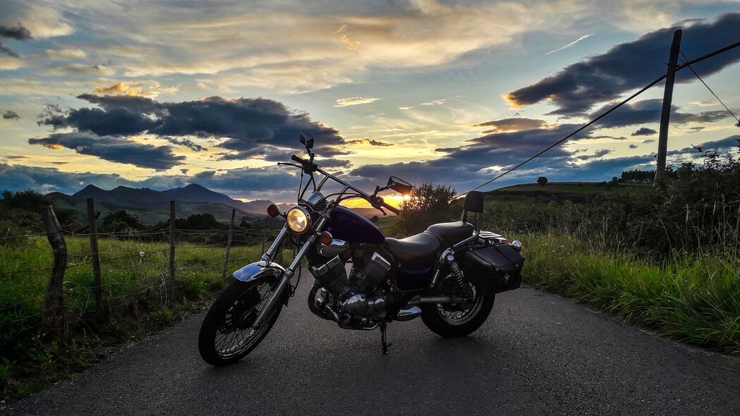 Yamaha Virago摩托车与自行车绝美壁纸，高清4K沥青云背景，3840x2160分辨率下载