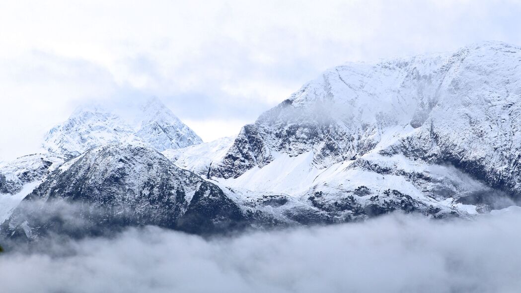 绝美山脉雪景4K壁纸，高清3840x2160风景，纯净白色，云卷云舒