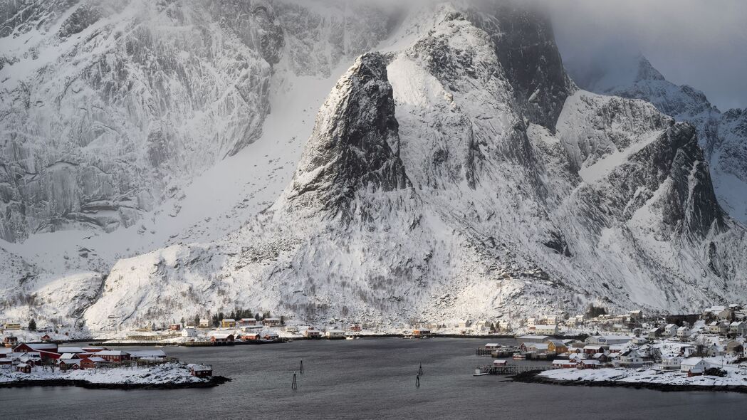 海岸山脉雪景，岩石纹理尽显，高清4K壁纸，3840x2160分辨率下载