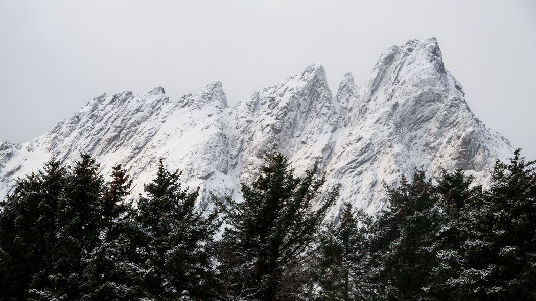 4K高清雪山峰林风景壁纸，3840x2160超清分辨率，尽享自然之美