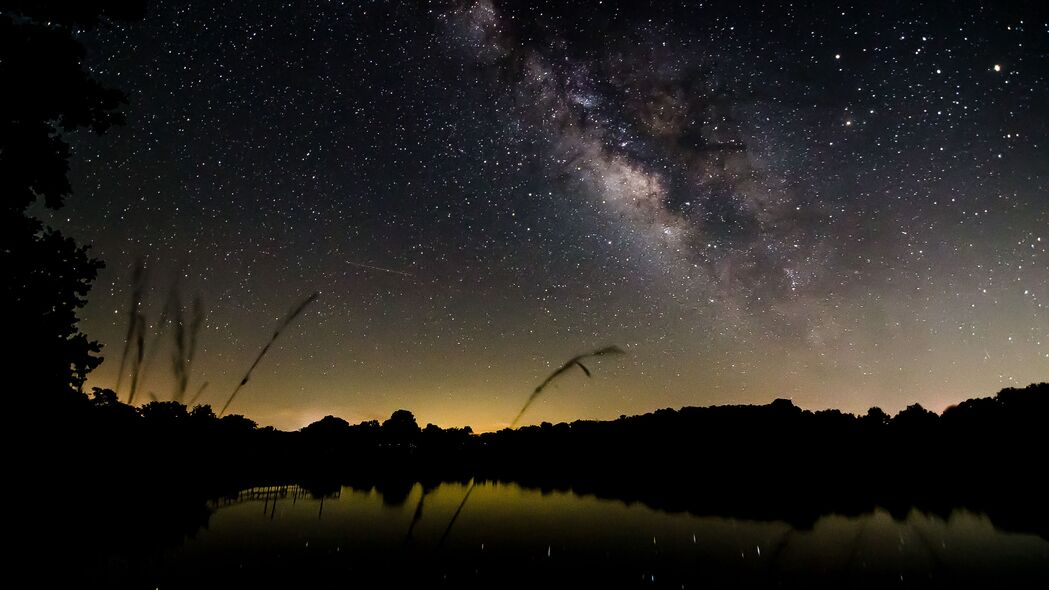 夜晚池塘映银河，树木静谧4K壁纸，超清3840x2160背景图片下载