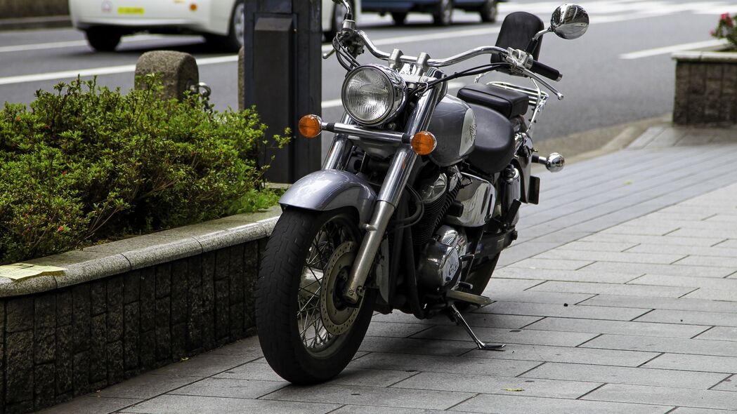 Honda Shadow摩托车，炫酷大灯正面照，高清4K壁纸下载（3840x2160）