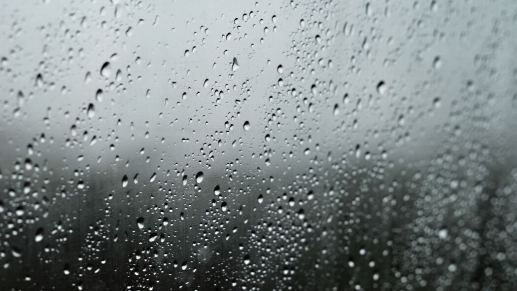 雨水滴落玻璃微距美景，深色4K高清壁纸，3840x2160分辨率，免费下载