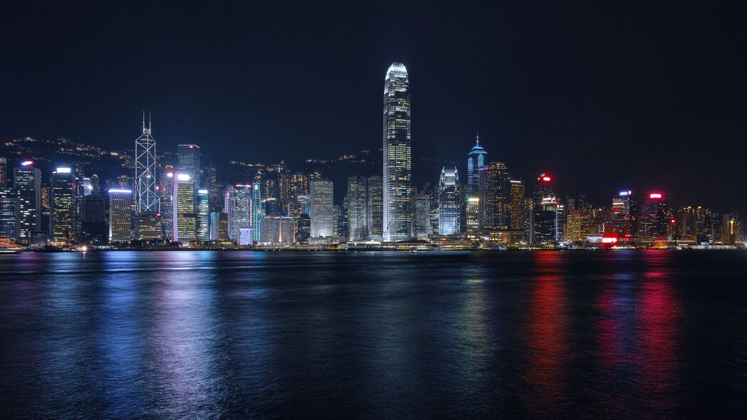 摩天大楼璀璨夜景，建筑灯光映照大海，4K高清壁纸（3840x2160）免费下载