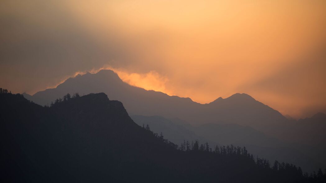 丘陵山脉剪影云，深色4K高清壁纸，3840x2160分辨率，精美背景图片下载