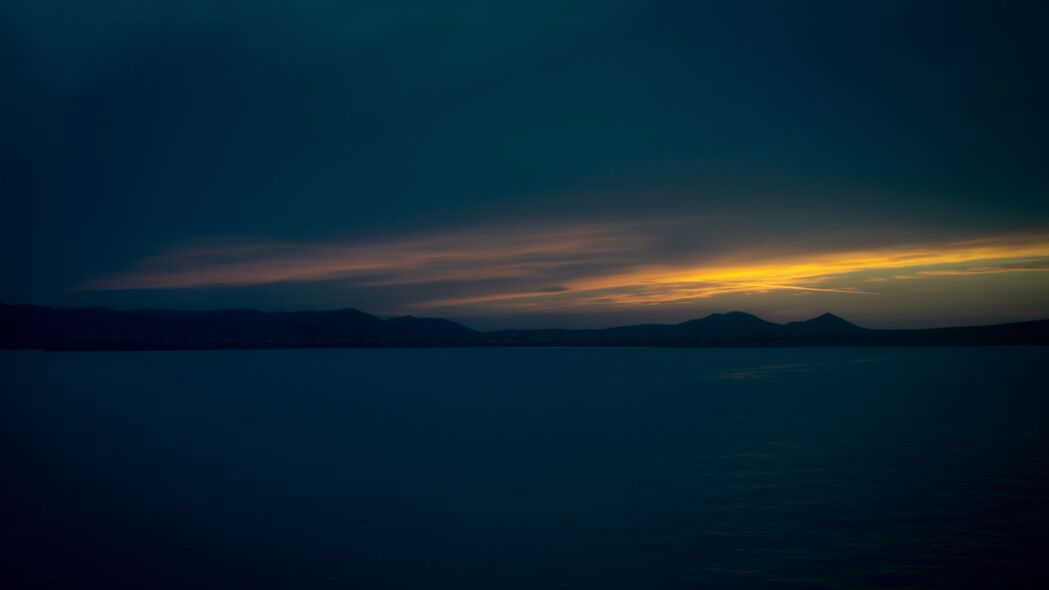 深色大海丘陵傍晚风光，4K高清壁纸，3840x2160超清下载