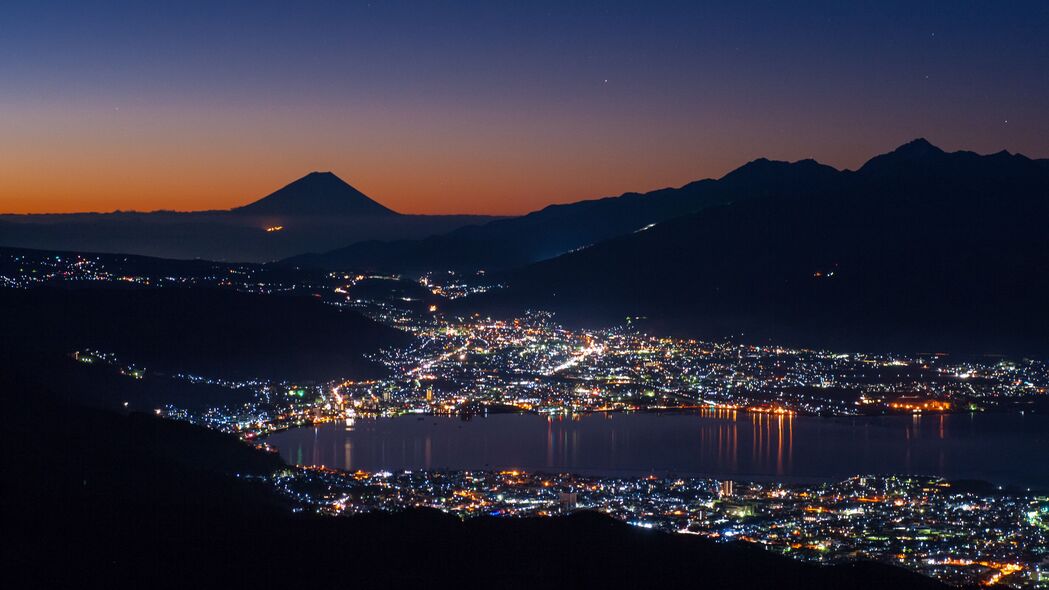 火山山脉剪影，夜间海湾城市灯光秀，4K高清壁纸，3840x2160极致下载