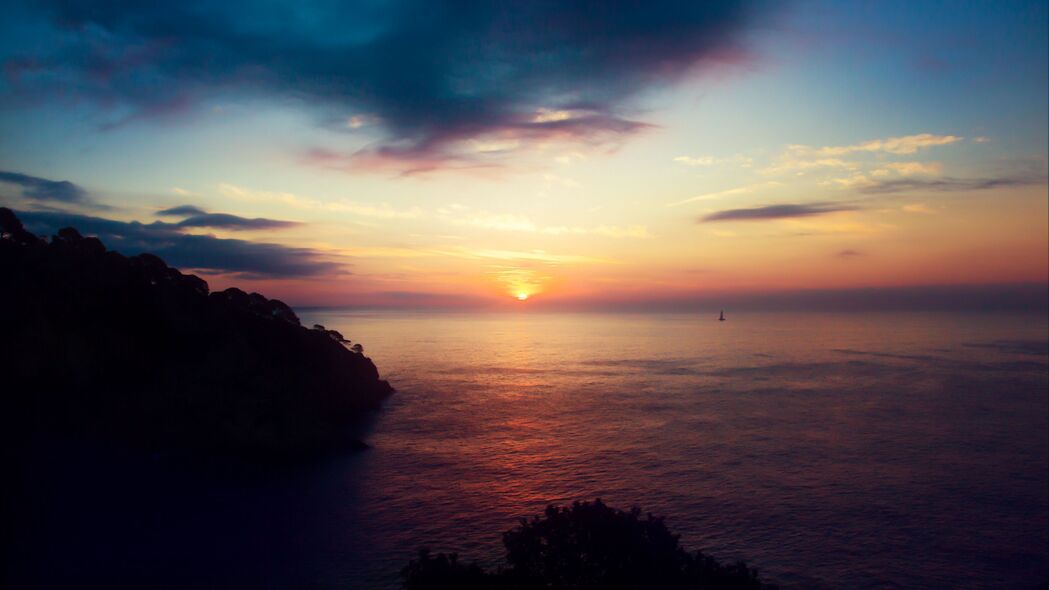 大海地平线剪影，岩石树木映夕阳——4K高清壁纸，3840x2160极致画质，畅享下载！
