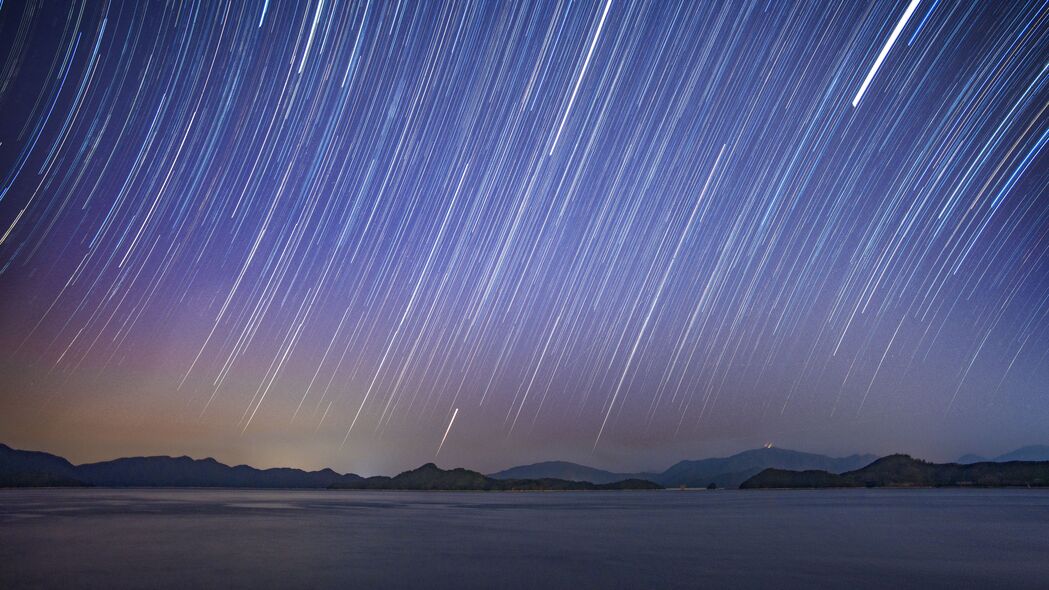【绝美4K】夜间大海山丘星空，冰柜灯点缀，超清3840x2160壁纸下载