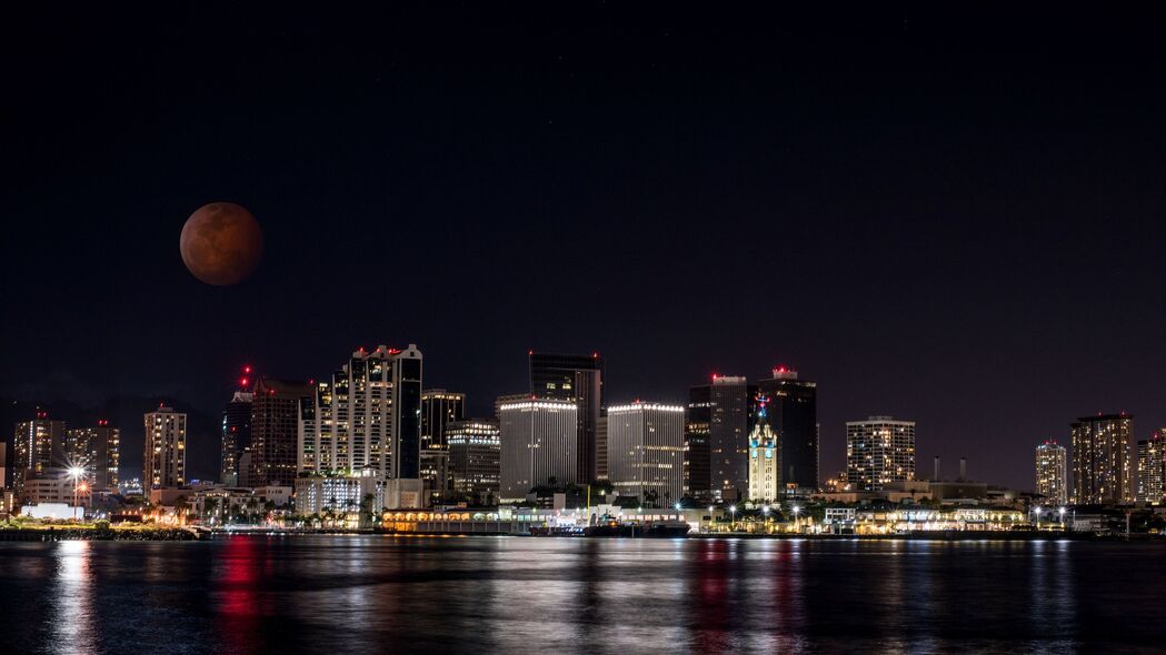 建筑映月，灯光洒海，城市之夜，4K高清壁纸，满月大海美景，3840x2160极致下载