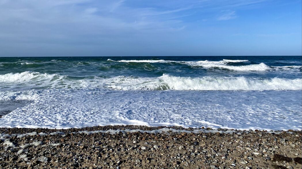 海岸鹅卵石美景，大海波涛泡沫，自然风情尽显，4K超清壁纸3840x2160高清下载