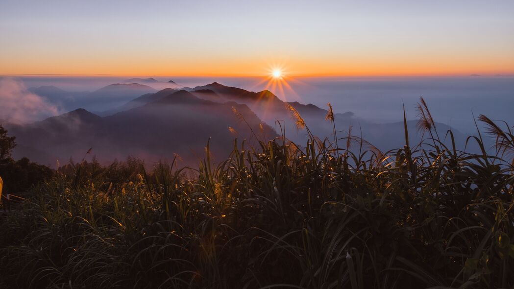 草山雾霭，绝美日出——4K高清风景壁纸，3840x2160分辨率，免费下载