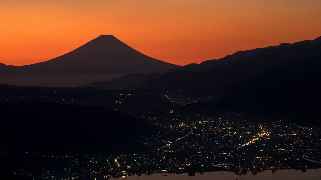 火山山脉丘陵之夜，绚丽灯光下的4K高清壁纸，3840x2160分辨率免费下载