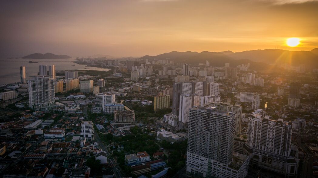 建筑、道路、树木与大海共绘的城市日出美景，4K超高清3840x2160壁纸下载