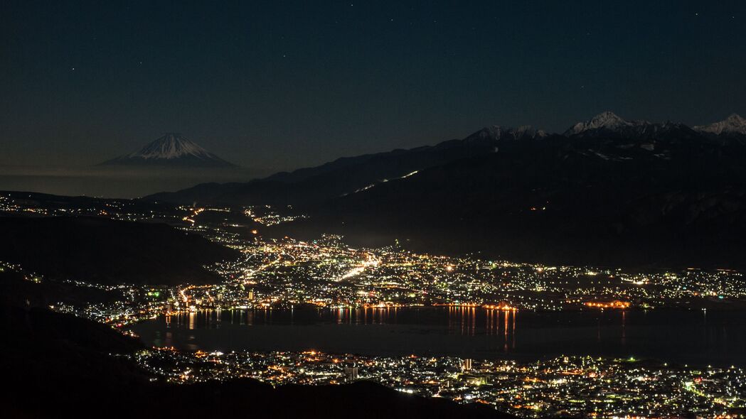 海湾夜色，大海、灯光与火山交相辉映，4K超高清3840x2160壁纸下载