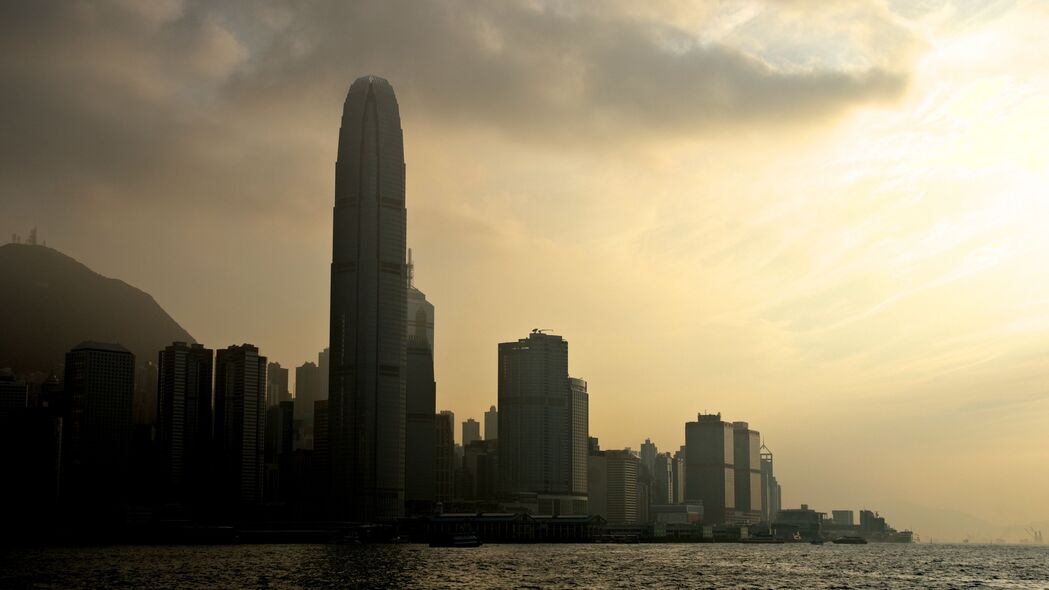 摩天大楼矗立海畔，城市深色调绘4K超清壁纸，3840x2160分辨率尽享美景