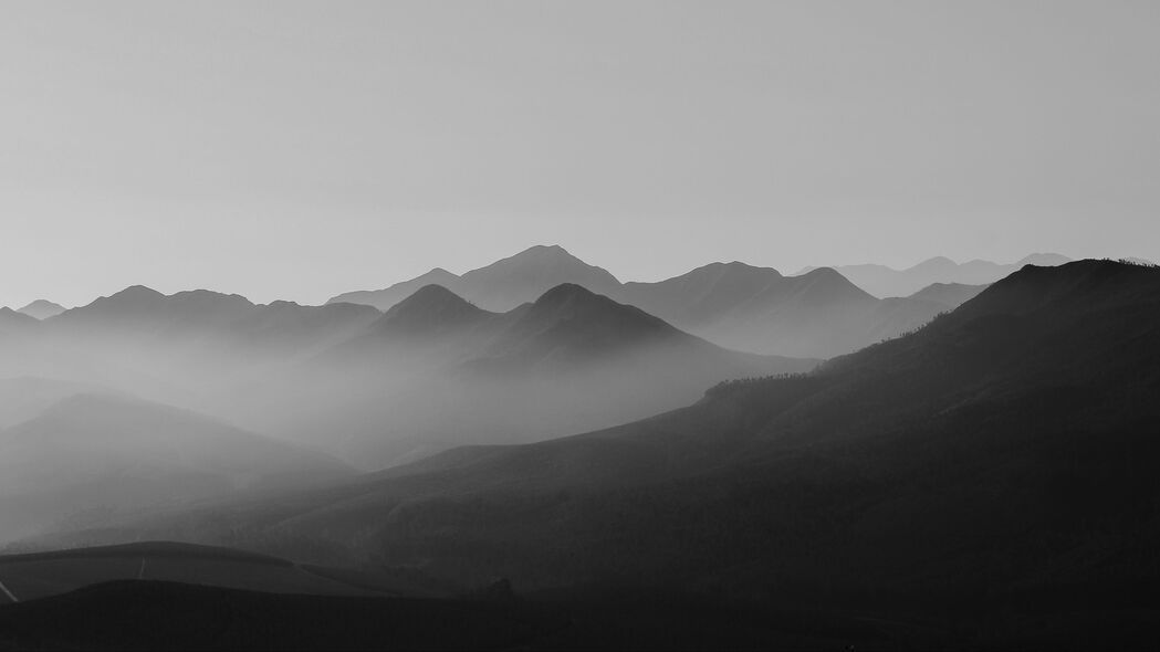 绝美丘陵山脉剪影，朦胧雾中藏诗意，4K高清壁纸，3840x2160极致视觉享受，一键下载