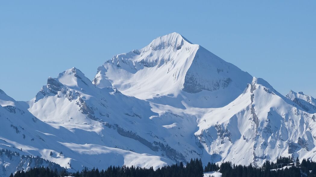 山雪交融，斜坡树木映自然之美——4K高清壁纸，3840x2160分辨率，免费下载