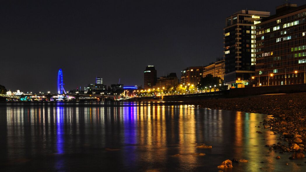 夜晚城市建筑背光，大海灯光璀璨，4K高清壁纸3840x2160，免费下载！