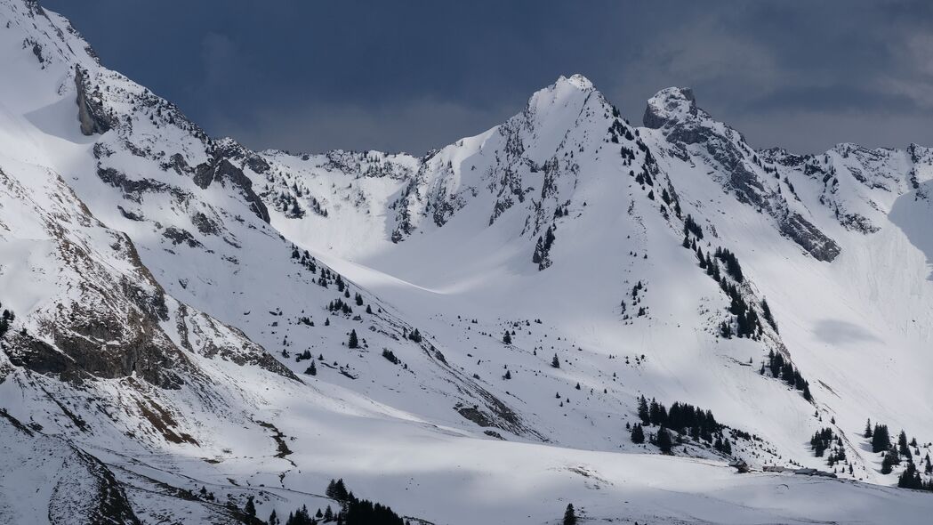 绝美山脉雪景壁纸，4K高清展示斜坡景观，自然天空尽在眼前，3840x2160分辨率下载
