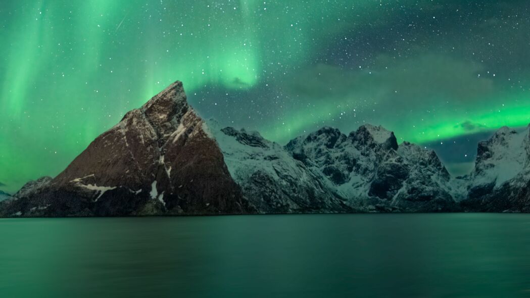 夜探山脉雪景，星光北极光辉映，超清4K壁纸，3840x2160高清下载