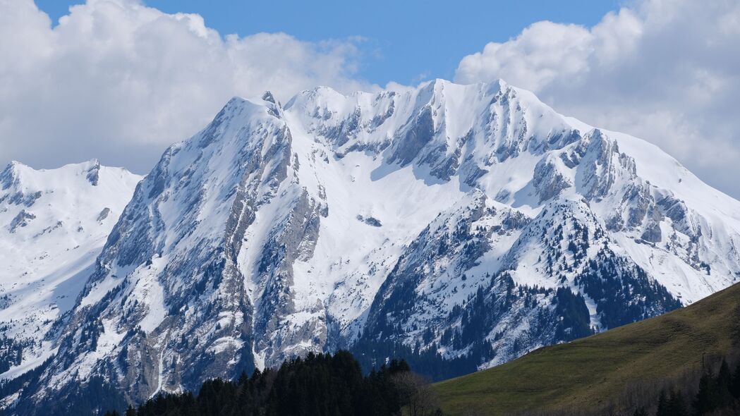 山脉雪景浮雕，树木斜坡绝美景观，4K高清壁纸3840x2160下载