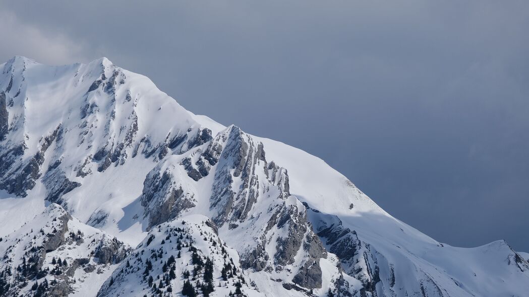 绝美山脉雪景斜坡4K超清壁纸，3840x2160高清大图免费下载