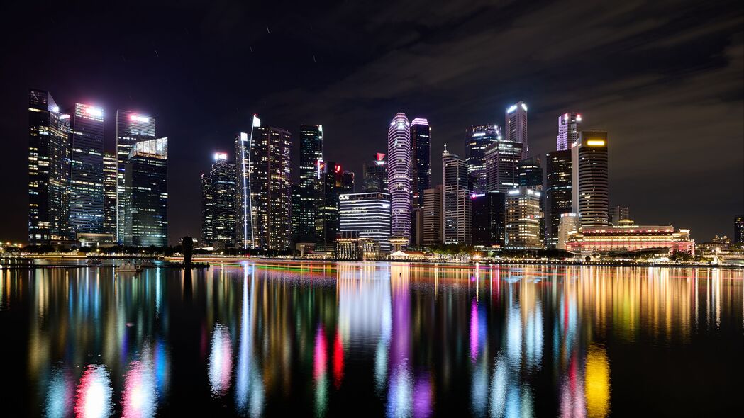 新加坡城市夜景，建筑灯光映河流，4K高清壁纸下载（3840x2160）