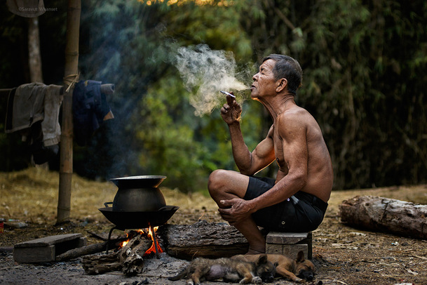 抽烟男与睡狗美景，高清PNG透明背景图片设计素材下载