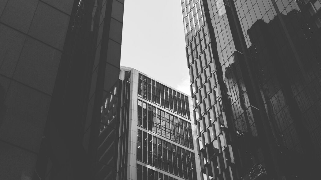 深色建筑立面仰视图，4K超高清壁纸，3840x2160分辨率，免费下载