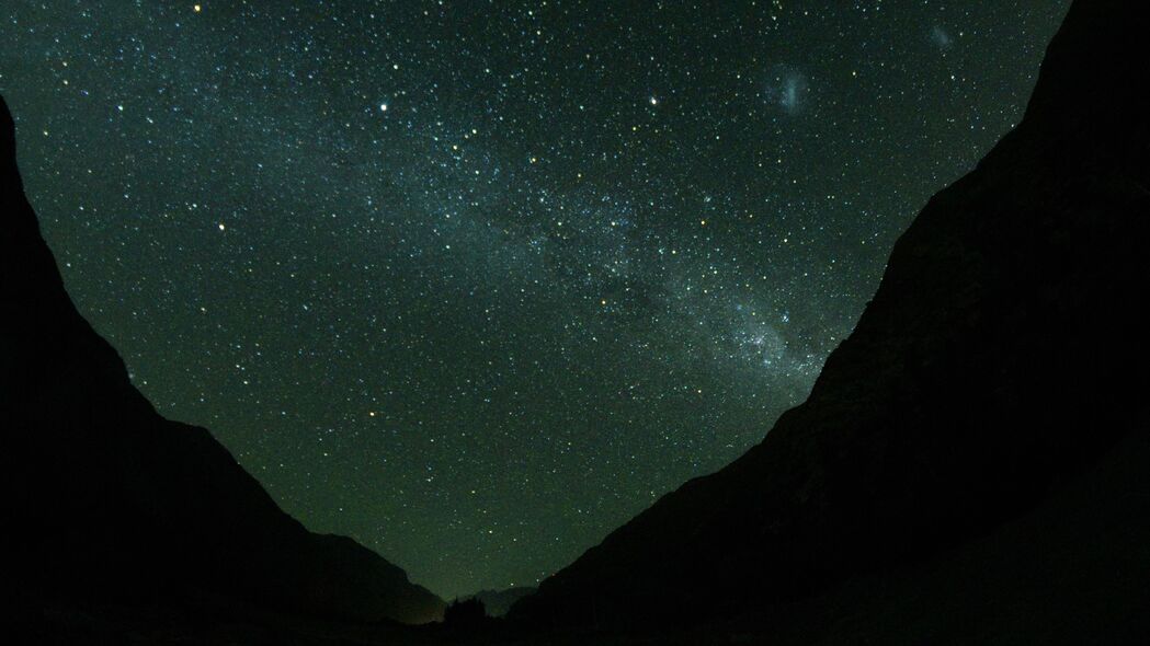 山丘剪影映星空，夜晚深色美景呈现——4K高清壁纸，3840x2160超清下载