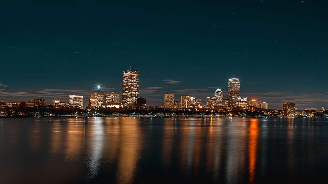 建筑夜影，灯光映照大海，城市倒影绝美，4K高清壁纸3840x2160下载