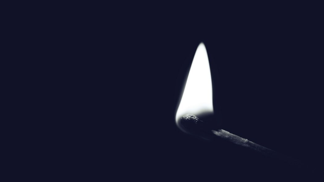 火柴点燃的火焰，照亮黑暗！4K高清壁纸，3840x2160超清下载
