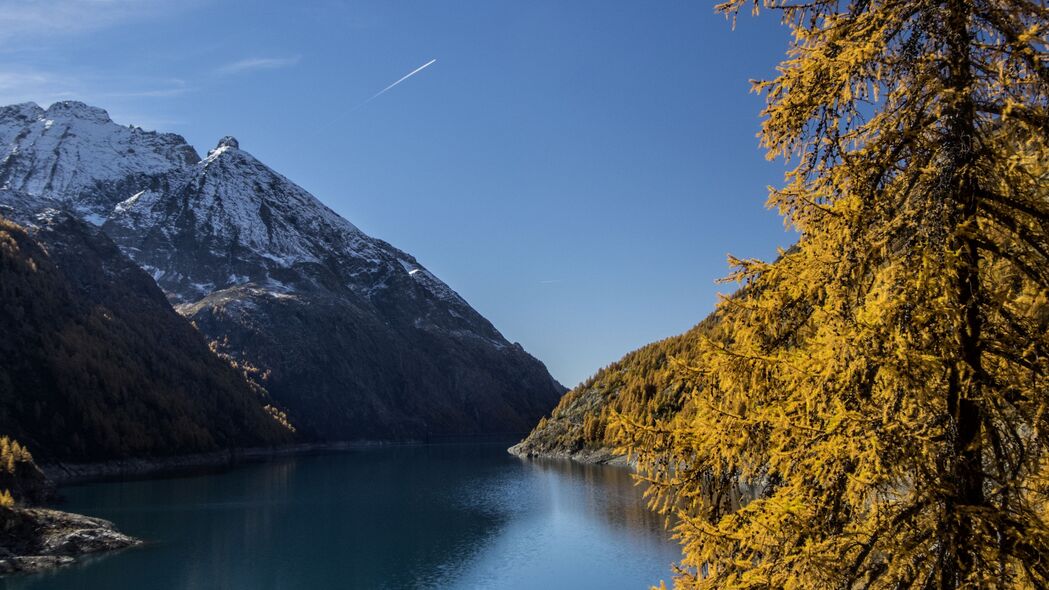 秋季湖山树景，4K超清壁纸，3840x2160高清下载