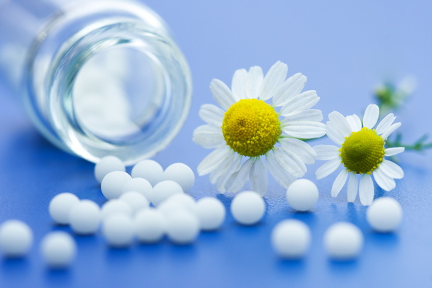 白色药粒与花朵PNG透明底纹，高清图片设计素材免费下载